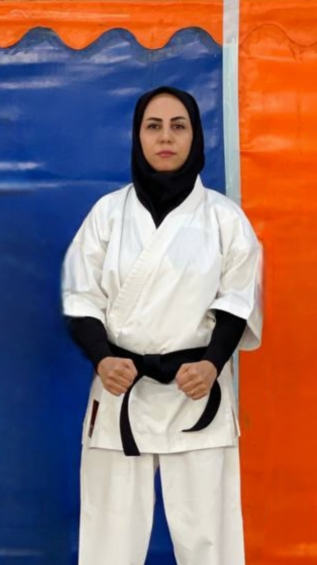 مربی با لباس کاراته